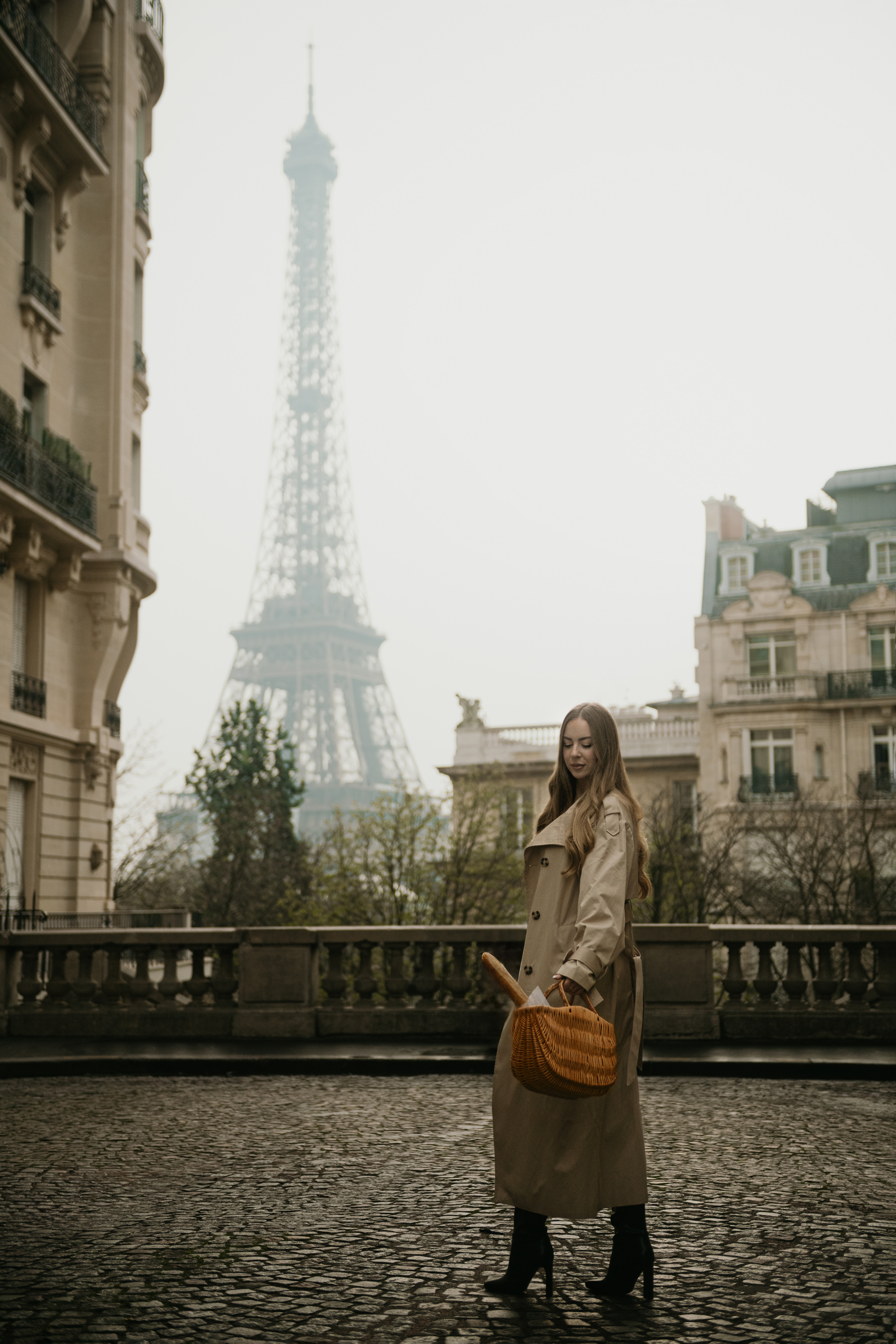 Fondatrice Osena à Paris, panier en osier à la main